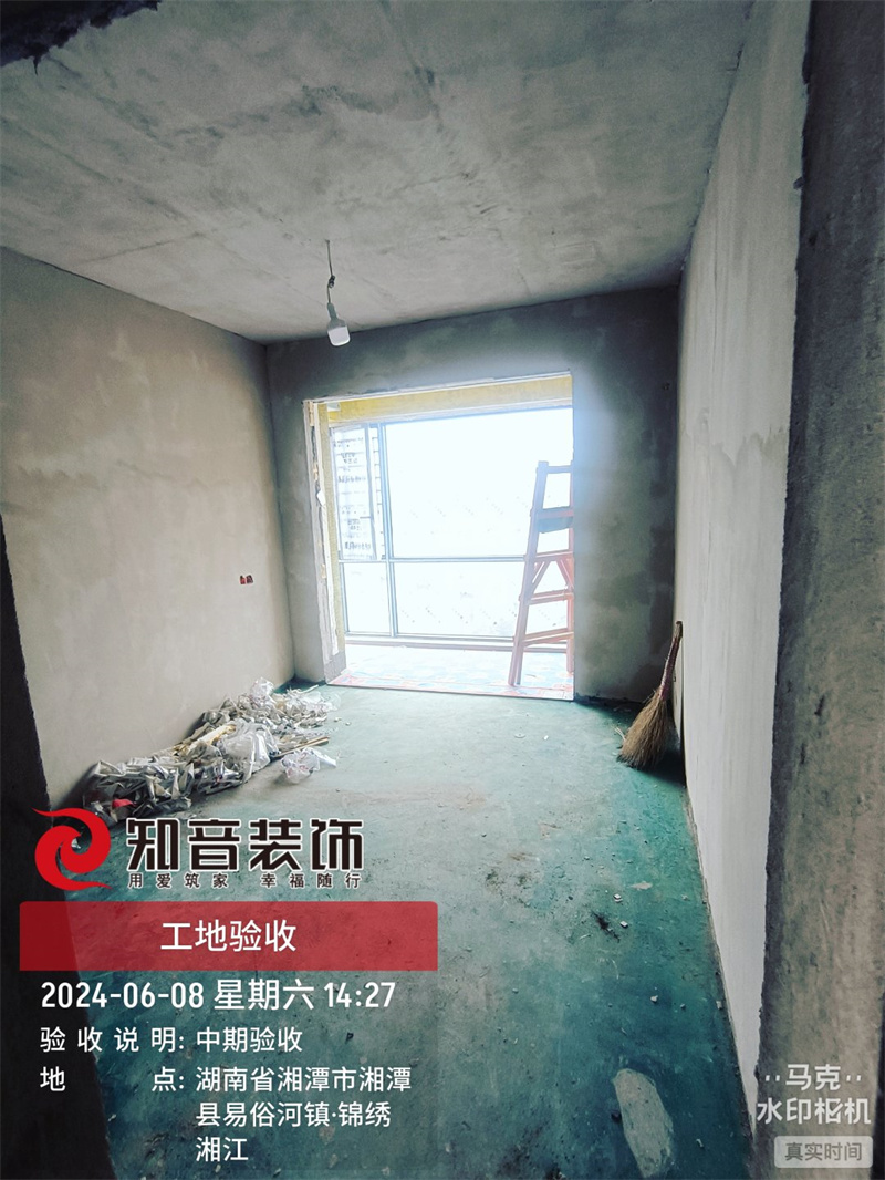 江岸名城秋水阁120平在施工地